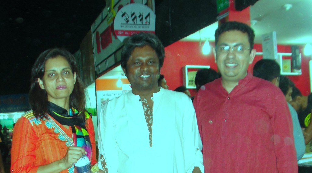 Ahmed Rashid Tutul (centre) at his publishing house book stall at the Dhaka International Book Fair, 26 February 2015. This is the night Avijit Roy (right) was murdered, and Roy's wife Rafida Ahmed (left) was seriously injured.